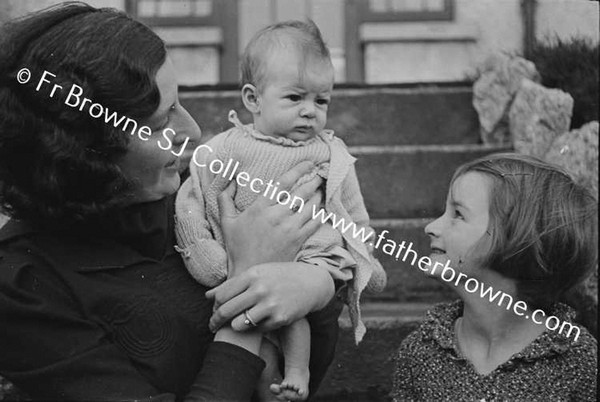 NORMAN WHITE WITH MRS HELEN & MARGARET & GRANIA IN BASKET